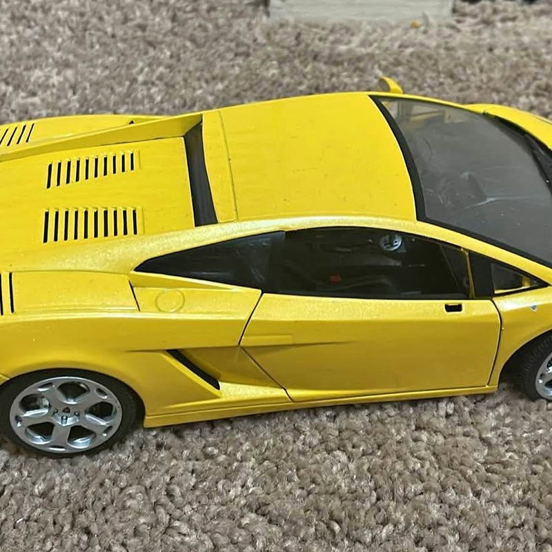 Lamborghini Gallardo 1:18 diecast model car, yellow, side view with silver wheels