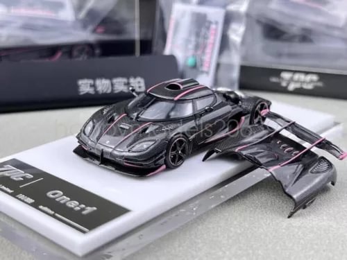 1:64 full-carbon racing diecast car toy, black with pink accents
