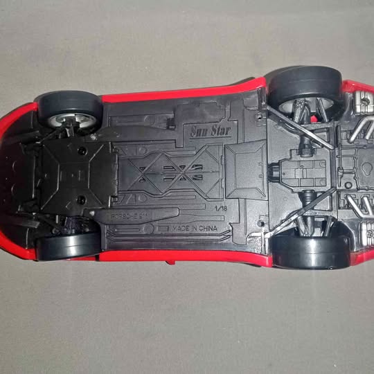 Sun Star 1:18 Porsche 911 diecast underside, black chassis with red frame