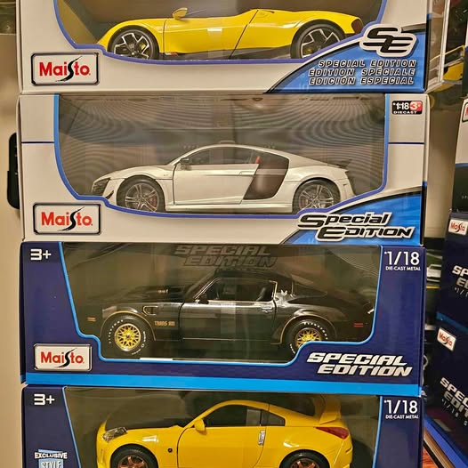 1/18 diecast car boxes, yellow and dark green special edition models