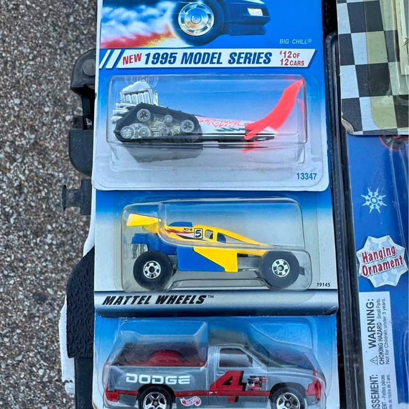 1:64 diecast car blister pack with yellow/blue and red cars