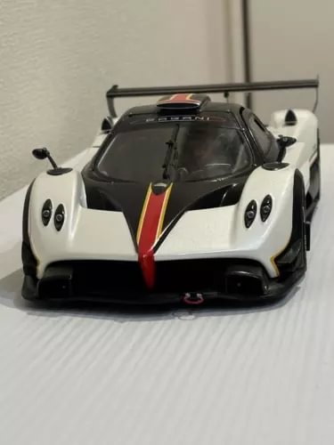 AUTOart 1/18 Pagani Zonda R diecast car model, white with black hood and red center stripe