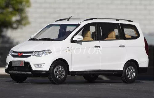 White 1:18 diecast MPV model car with side doors and alloy wheels