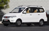 White 1:18 diecast MPV model car with side doors and alloy wheels