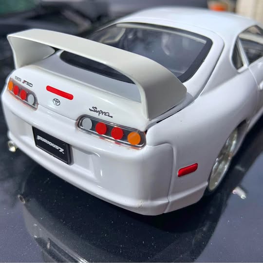1:24 diecast sports car model, white rear with spoiler and red tail lights