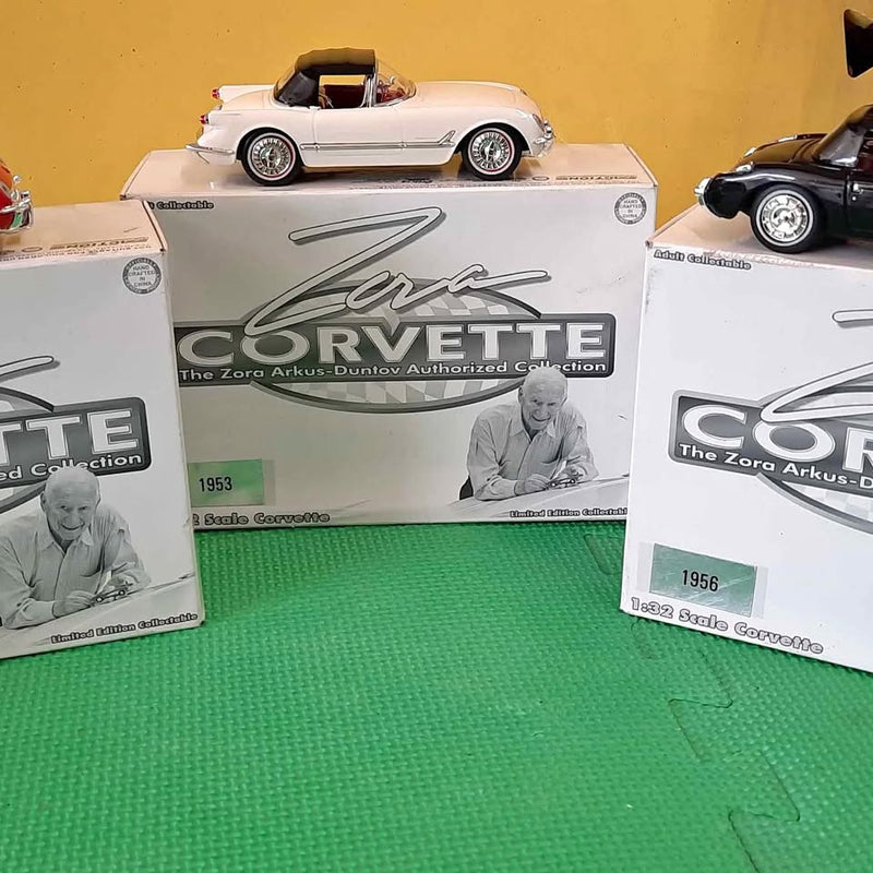 Corvette diecast model car in box, white with black graphics, 1/32 scale
