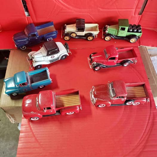 Set of 8 1:32 scale diecast cars with red and blue vintage body styles