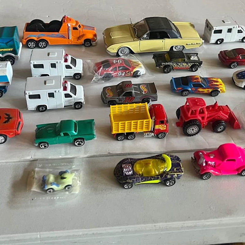 Diecast toy vehicles assortment with multiple cars and trucks in various colors