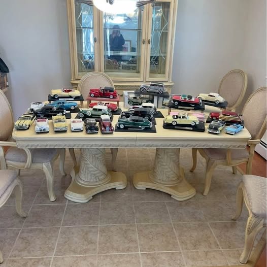 1:18 scale diecast model car set, multiple cars on display tray