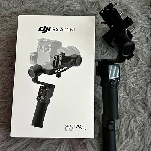 DJI RS 3 Mini gimbal stabilizer with carry box and mounted camera bracket