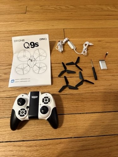 Q9S drone accessory set with controller, propellers, screws, and small parts