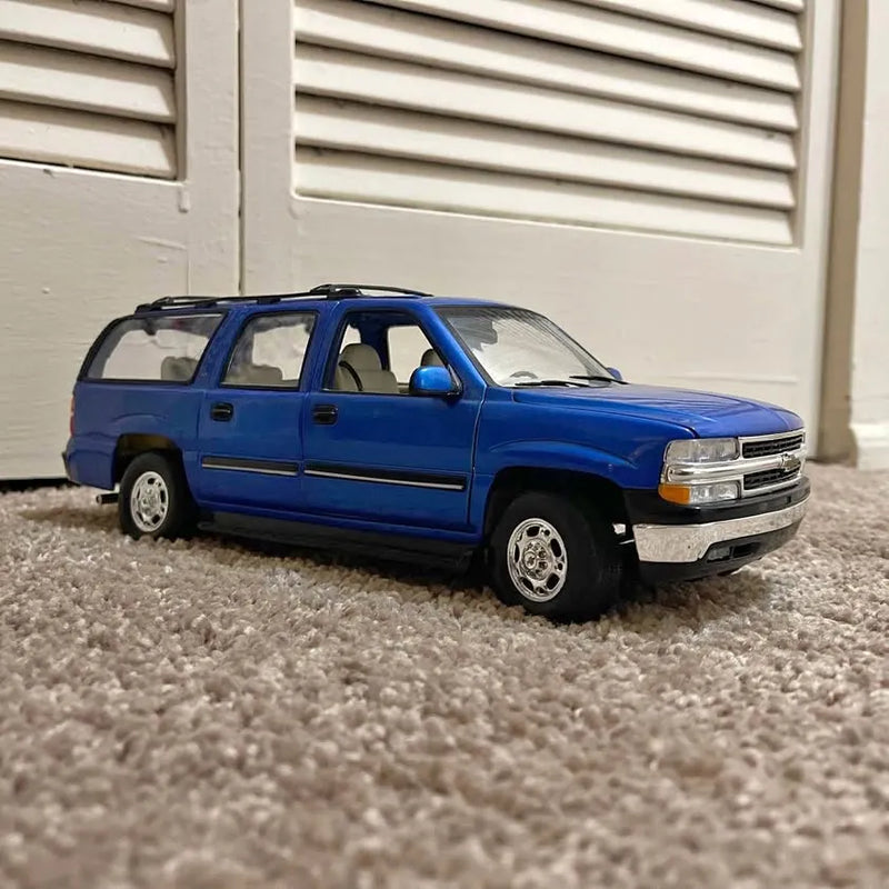 Chevrolet Suburban 1:18 diecast SUV model car, blue with chrome grille and wheels