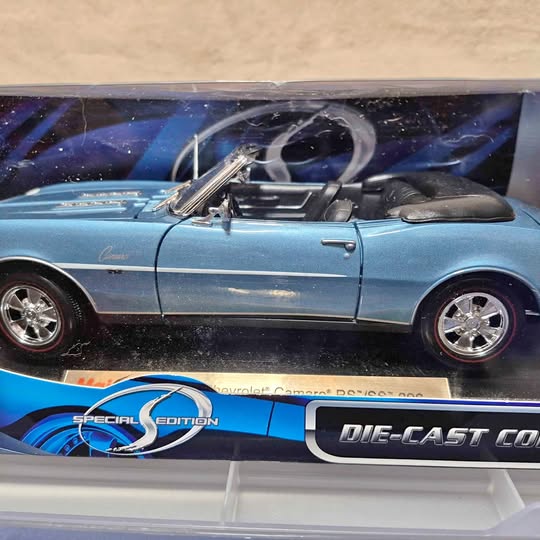 1/18 die-cast 1968 Camaro RS/SS convertible model car, light blue with chrome wheels