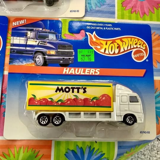 Hot Wheels Haulers diecast tow truck on blister card, white cab with Mott's Whoppers panel
