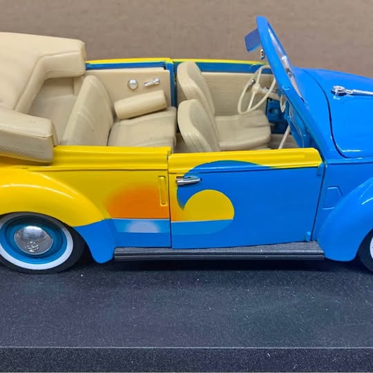 1:18 scale diecast convertible car, blue with yellow stripes, beige interior