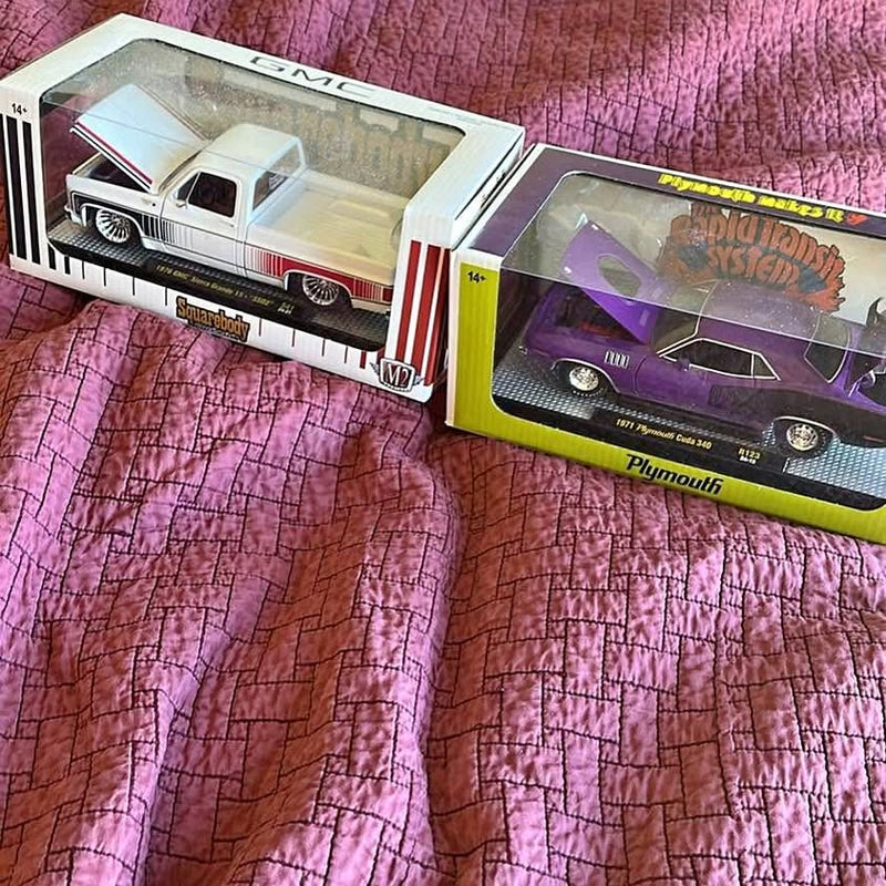 1:24 diecast model cars in display boxes, white and purple Plymouth (boxed)