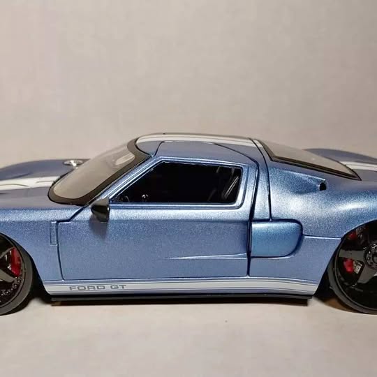 Jada 2005 Ford GT diecast car, 1:24 scale, blue with hood scoop