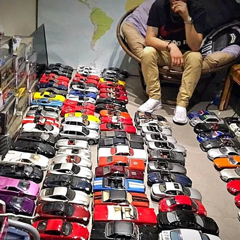 1:18 diecast model car display with mixed red, white, and black cars