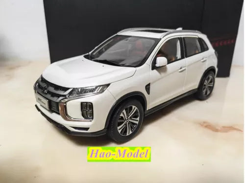 White 1:18 scale SUV diecast model car, front three-quarter view with black grille