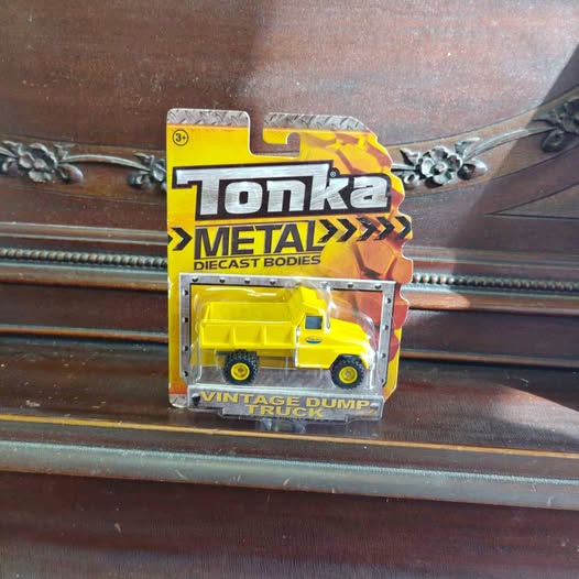 Yellow Tonka metal diecast dump truck in retail box, 1:64 scale