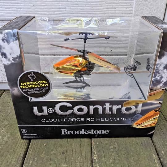 Remote control helicopter retail box with Brookstone U-Control Cloud Force model