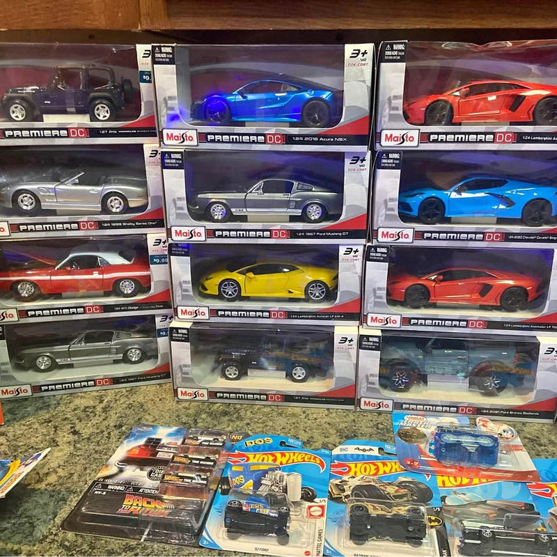 Maisto 1:24 diecast cars boxed assortment with multiple car models on display