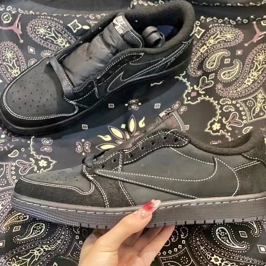 Low-top sneakers with dark gray suede panels, black laces, swoosh and padded tongue