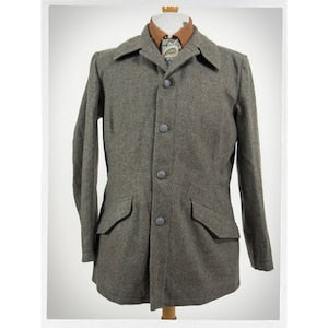 Men's gray single-breasted blazer jacket with button front and pockets