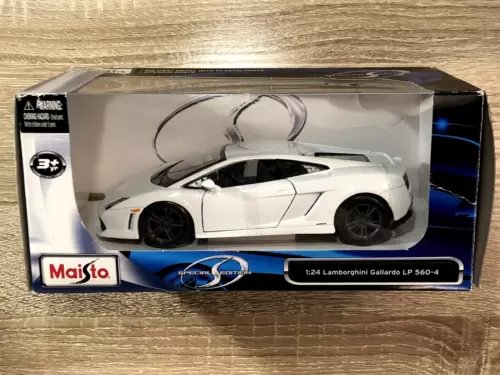 Maisto 1:24 diecast sports car model in display box, white, with clear window