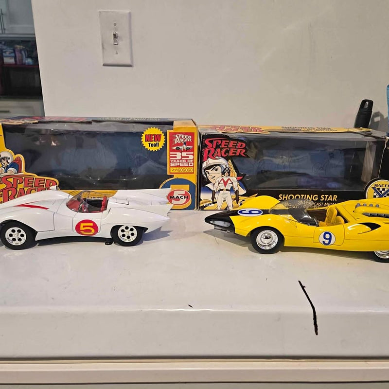 1:18 diecast race car set in box, white and yellow cars side by side