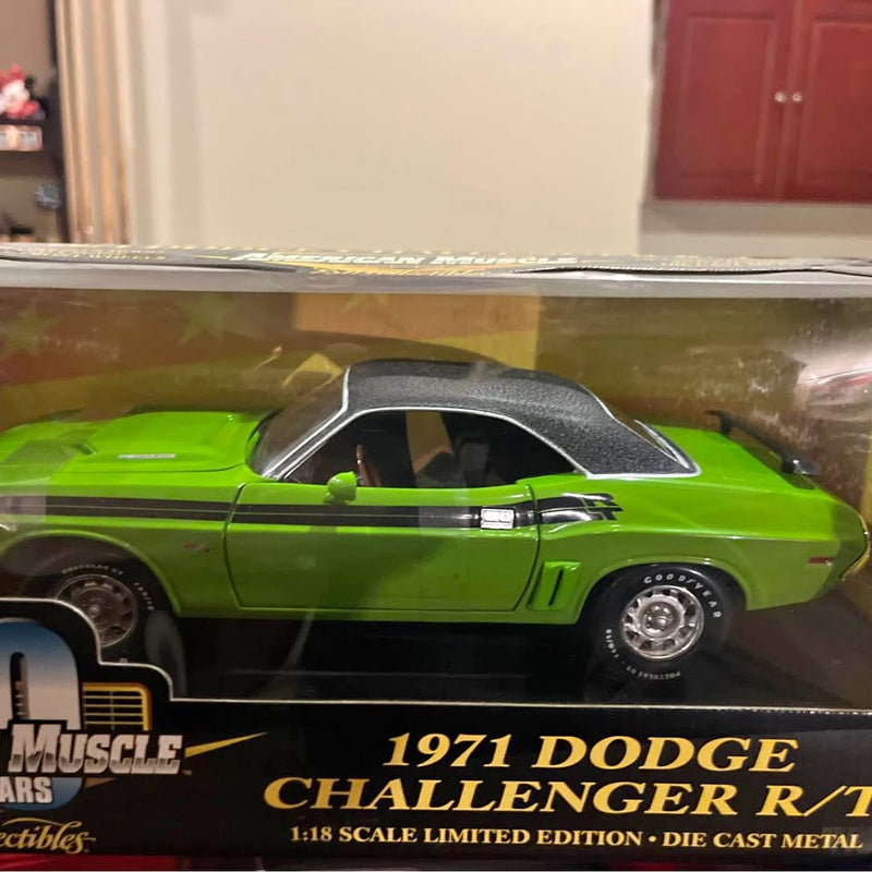 Green 1971 Dodge Challenger R/T 1:18 diecast model car