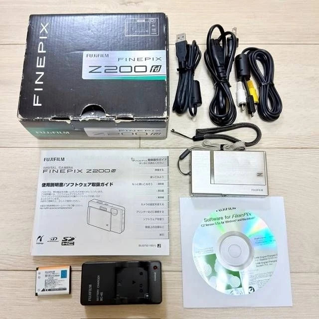 FUJIFILM FinePix Z200fd Silver Digital Camera 10.0MP 9x Optical Zoom From Japan