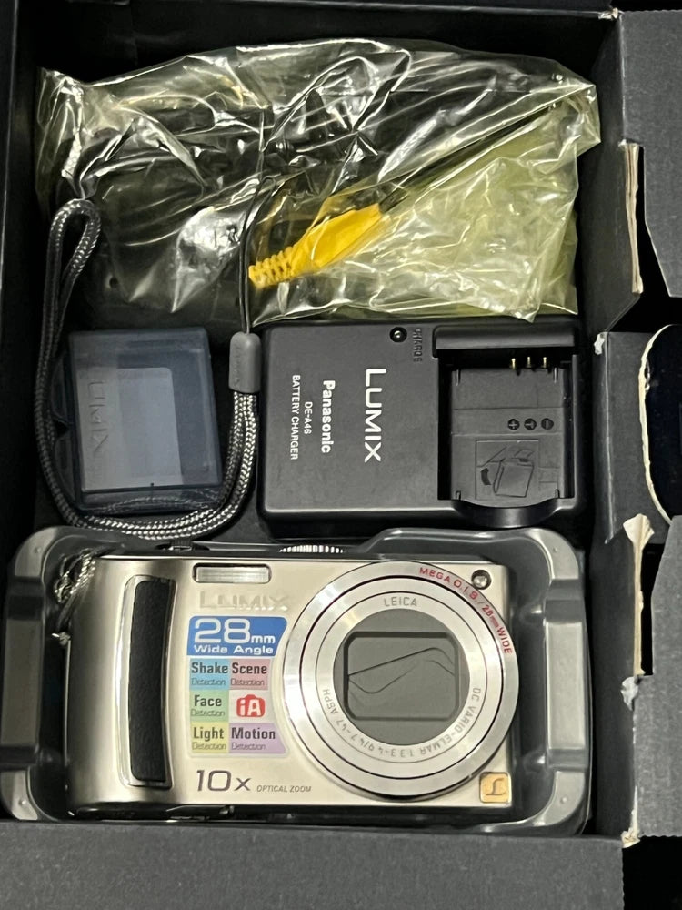 Panasonic LUMIX DMC-TZ4 8.1MP Digital Camera - Silver !!! 2 x NEW Battery