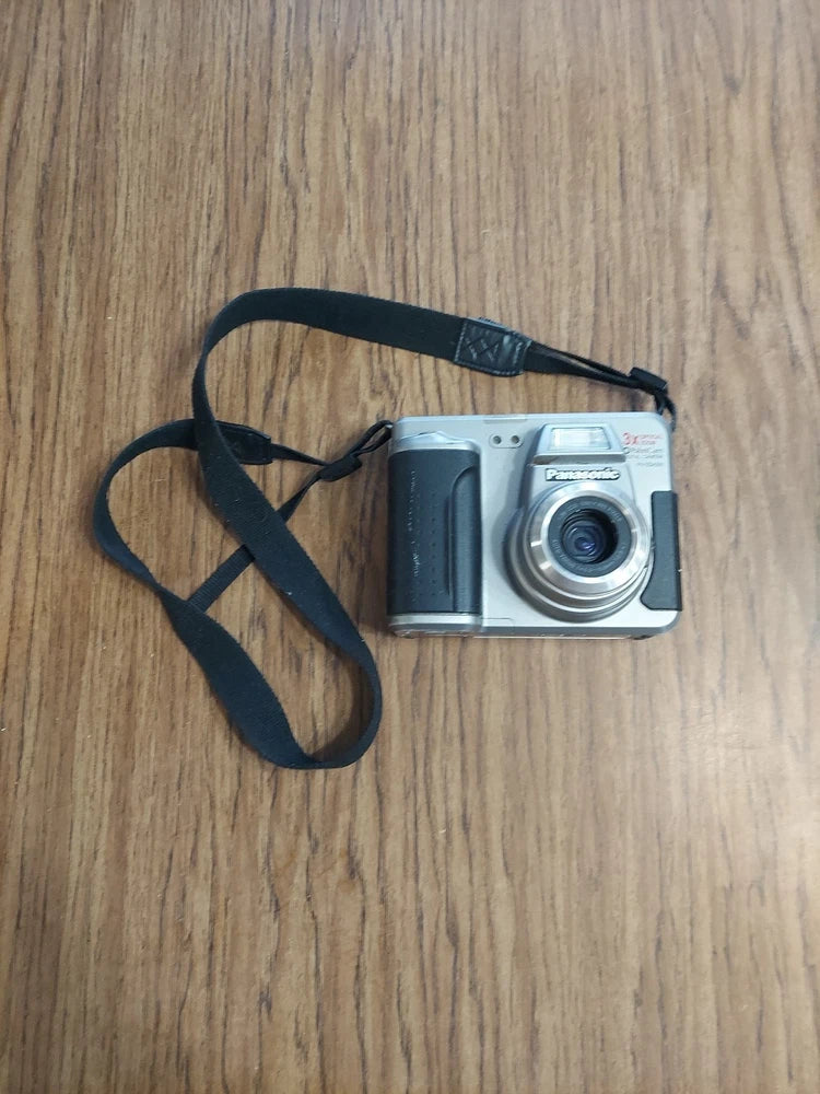 Panasonic PV-SD4090 PalmCam 1.3MP Digital Camera 3x Zoom READ DESCRIPTION