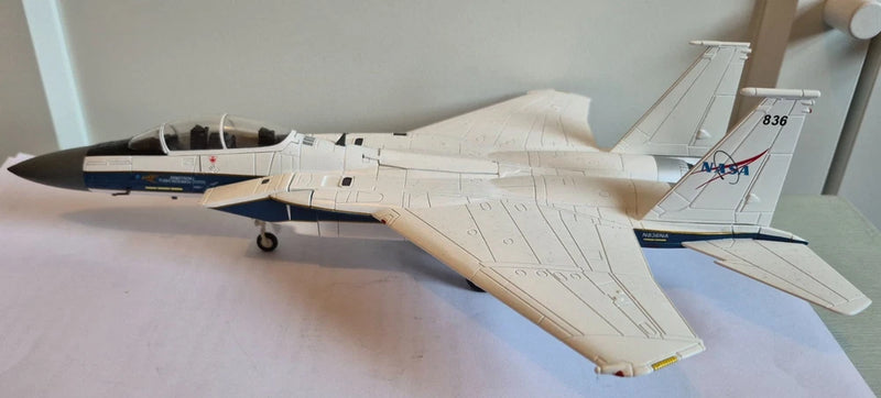 1/72 HobbyMaster (HA4572) F-15B Eagle, NASA, Edwards AFB Airshow 2022