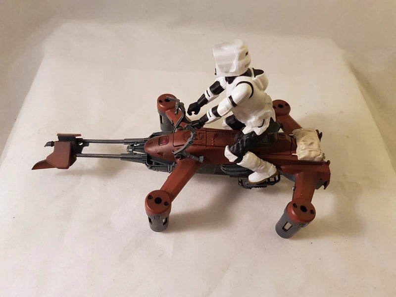 Star Wars speeder bike drone complete body with seated white pilot figure