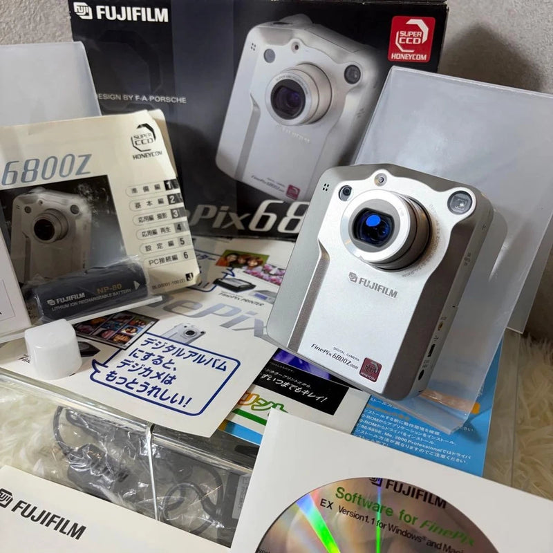 FUJIFILM FinePix6800z Compact Digital Camera with Complete Accessories