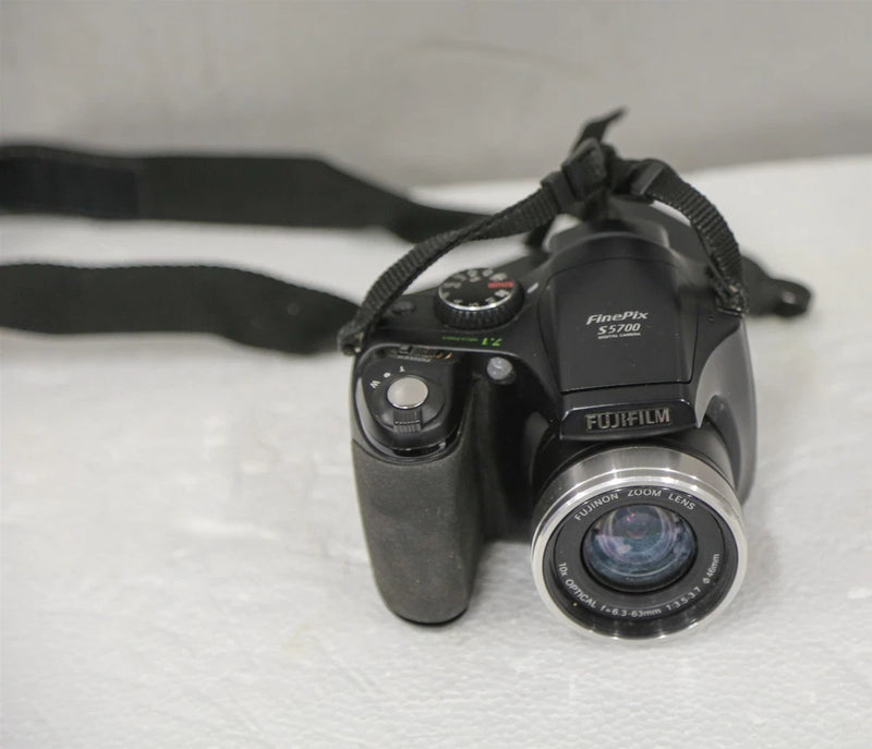 Fujifilm S5700 7.1MP Digital Camera (020326)