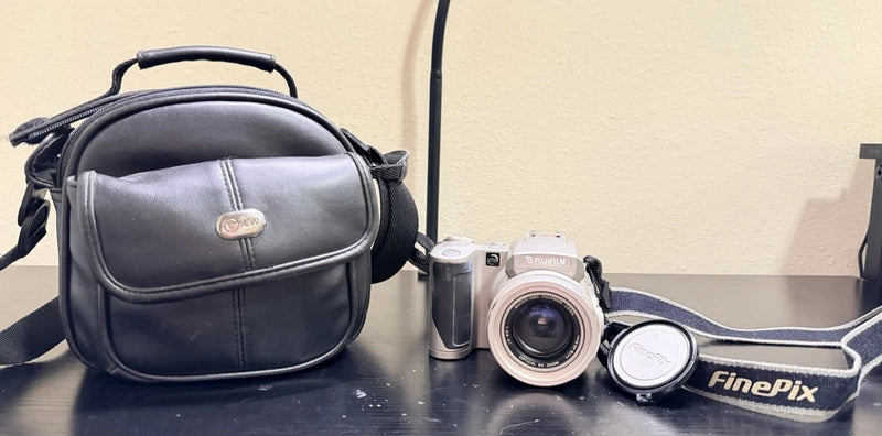 Fujifilm FinePix 4900 Zoom 2.2MP Digital Camera W/ Lenses Bag Charging Cable