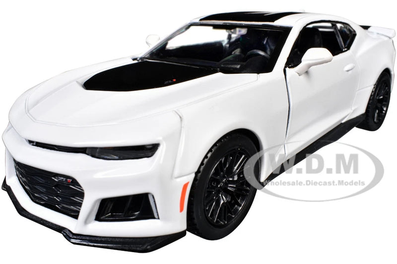 2017 CHEVROLET CAMARO ZL1 WHITE 1/24 DIECAST MODEL CAR BY MOTORMAX 79351