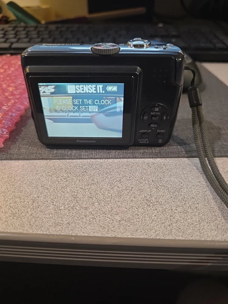 Panasonic Lumix DMC-LZ7 7.2MP plus 2 2gb sd cards