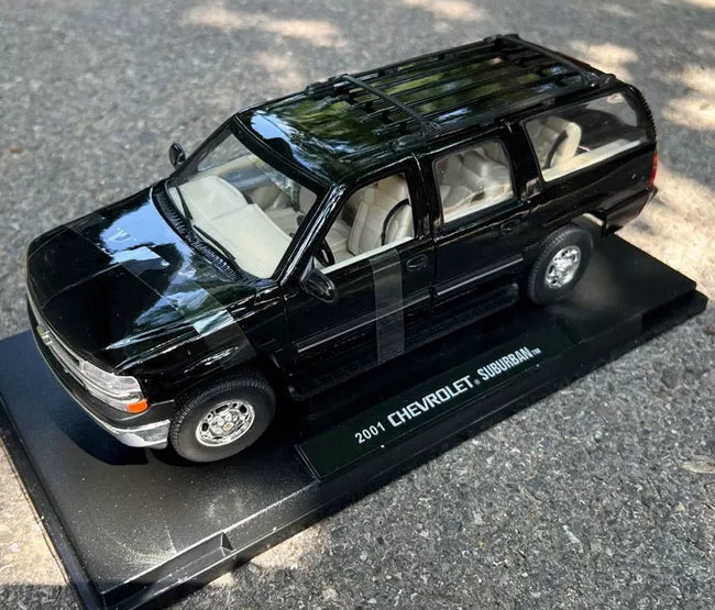 1/18 2001 CHEVROLET SUBURBAN CAR MODEL