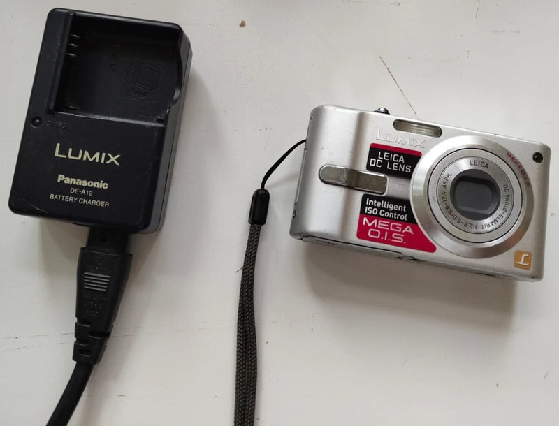 Panasonic Lumix FX10 DMC-FX10 Silver 6.0MP Compact Digital Camera Tested Working