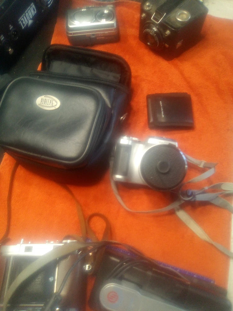 Fujifilm Finepix 3800 3.2MP 6X Optical Zoom Digital Camera -with Case