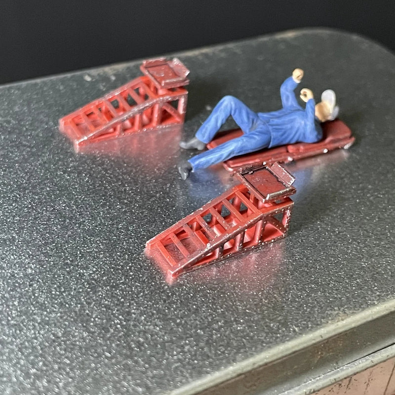 Diorama 1:64 Mechanic Repair Car Chassis Repair Scene Model  Miniatures Figures