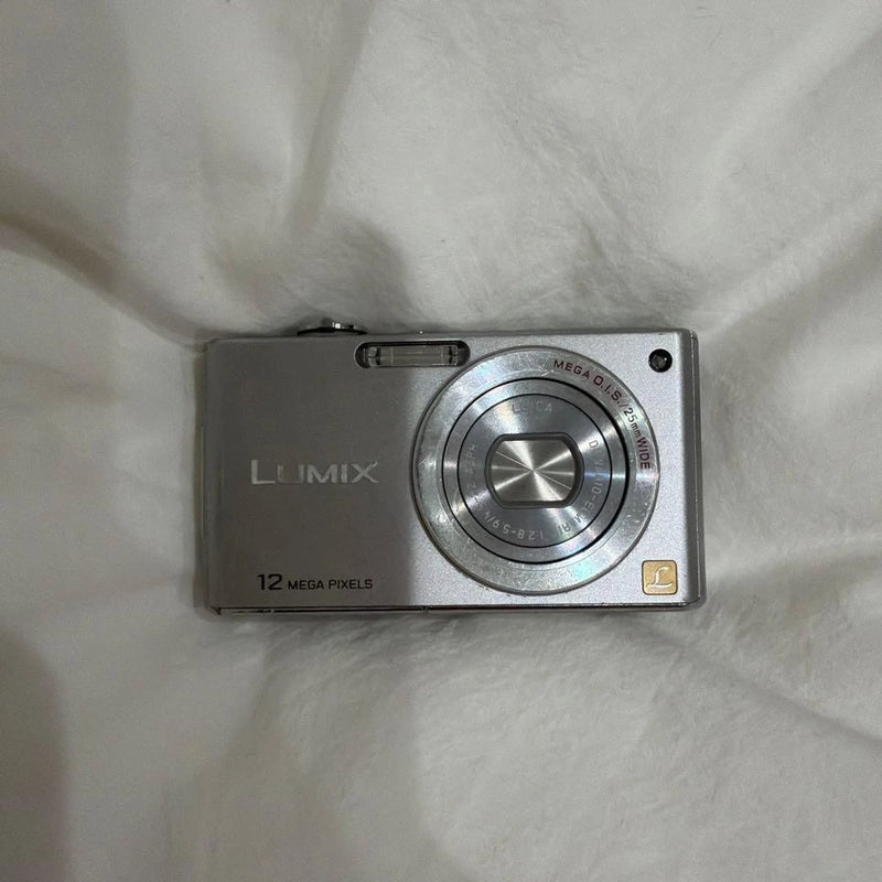 Working With A Panasonic LUMIX DMC-FX40 Old Compact Digital Camera.