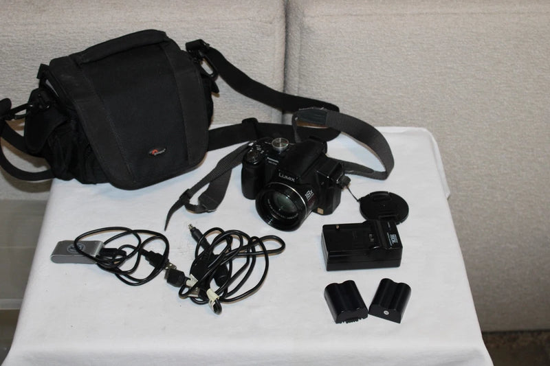 Panasonic LUMIX DMC-FZ18 8.1MP Digital Camera - Black TESTED w/Accessories