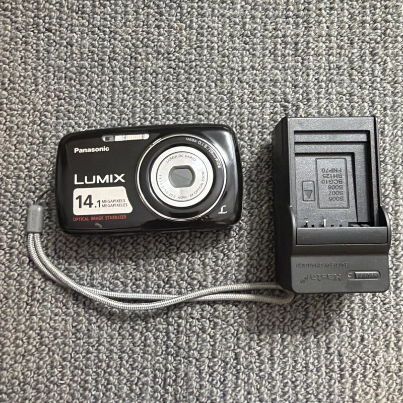 Panasonic LUMIX DMC-S3 14.1MP Digital Camera W/ Battery & Charger. TESTED WORKS