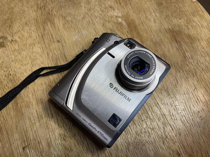 FUJIFILM Fuji FinePix 4700z Compact Digital Camera Silver TESTED Working