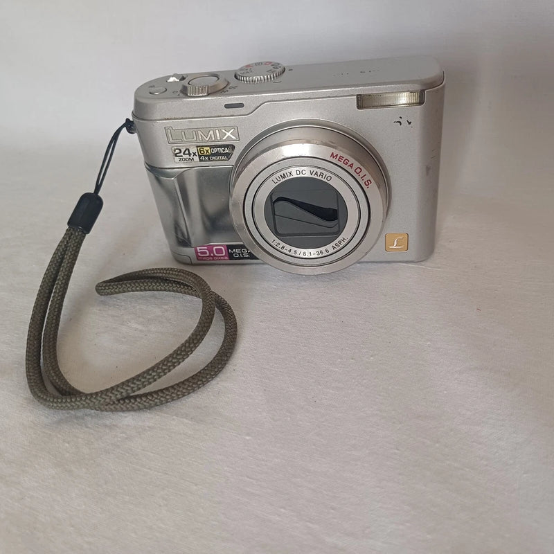 Vintage Camera Panasonic Lumix DMC LZ2 Digital 5.0 MP 24x Silver Only For parts.